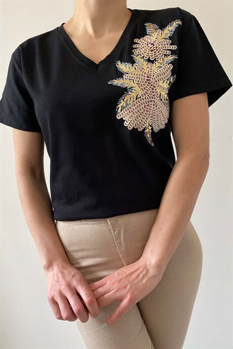Çiçek Desenli Tasarım Tişört